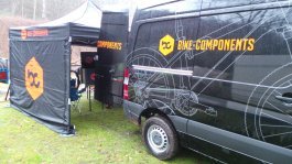 bikecomponents Transporter und Pavillion Dein Bike braucht das Pavillion Scott Gambler 2015 Fahrerlager Chaudfontaine Downhillrennen dh1