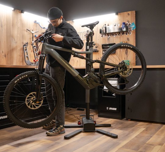 El Feedback Sports Pro E Lift puede levantar bicicletas eléctricas de hasta 45 kg.