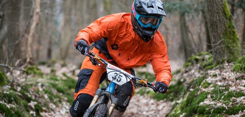 Die bike-components Mitarbeiter beim Superplastik Enduro Cup Rennen in Esneux, Belgien