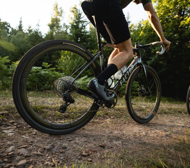 Chris und Björn aus dem bc Team unterwegs auf ihren Gravelbikes. Im Fokus des Bildes ist das Factor LS von Chris. 