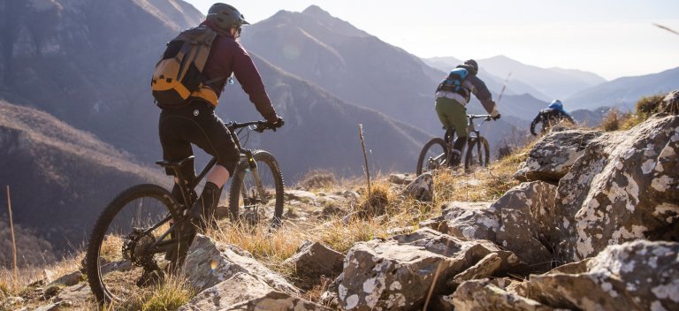 Las mochilas con protección integrada protegen la espalda mientras se practica el ciclismo de montaña.