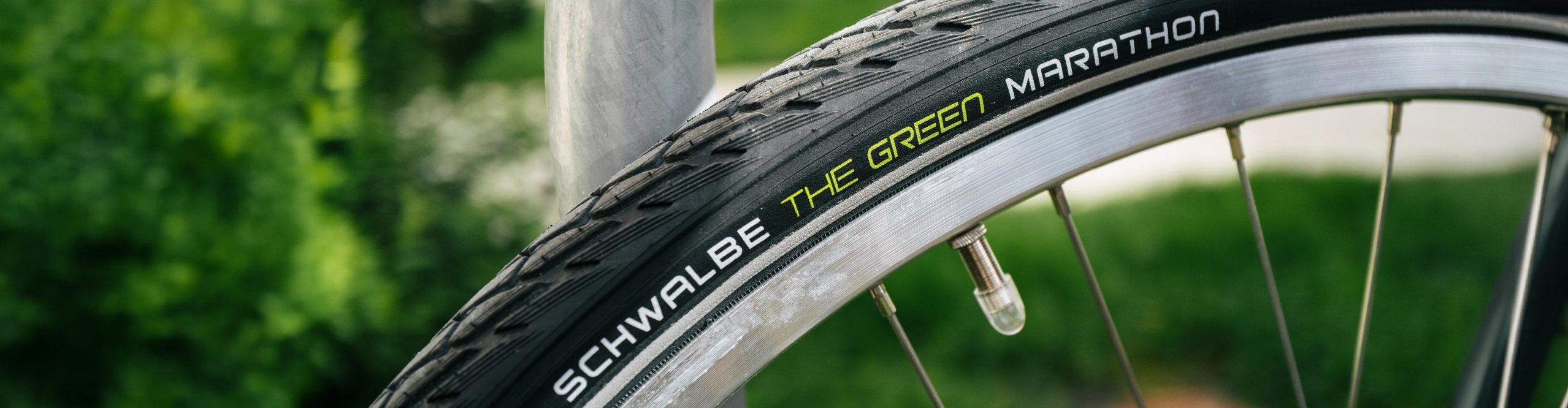 Gros plan sur un pneu vélo Schwalbe Marathon Green monté sur la roue avant d’un vélo de trekking – pneu durable pour la ville et le touring avec matériaux recyclés