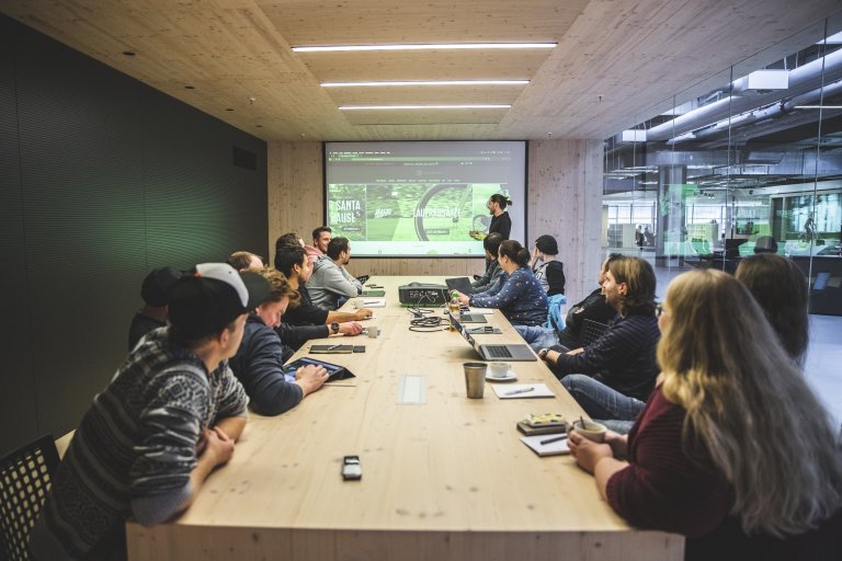 Meeting Konferenzraum mit allen Beteiligten zum bc Relaunch