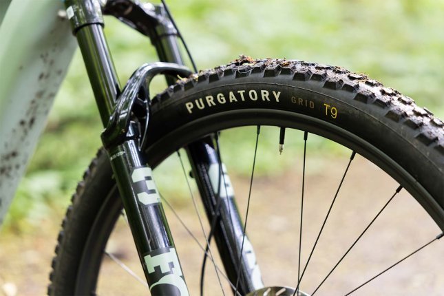 Nahaufnahme des Specialized Turbo Levo R, die Laufräder und Reifen sind im Fokus