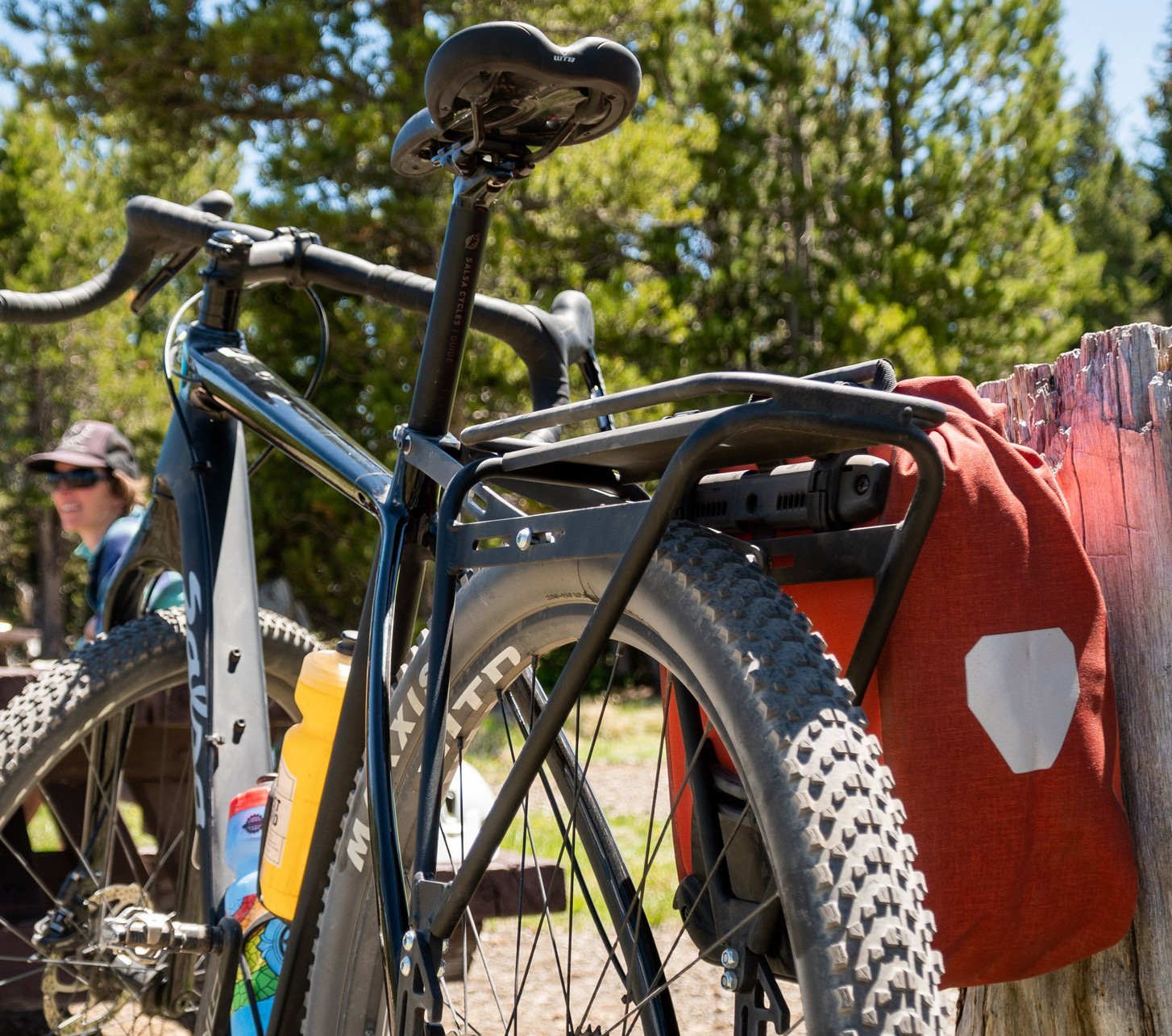 Un porte-bagages Old Man Mountain avec des sacoches Ortlieb installées sur un Gravelbike