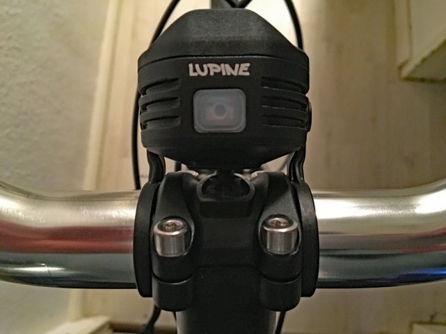 The light should be mounted in the centre of the handlebars.