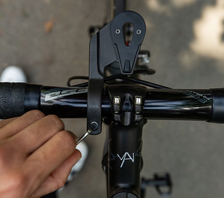 A Hammerhead Karoo 2 handlebar mount is attached to road bike handlebars.