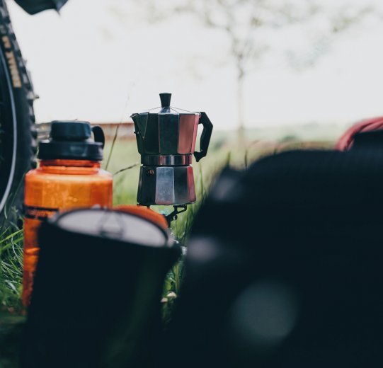 Une cafetière espresso est utilisée pour faire du café au camp. 