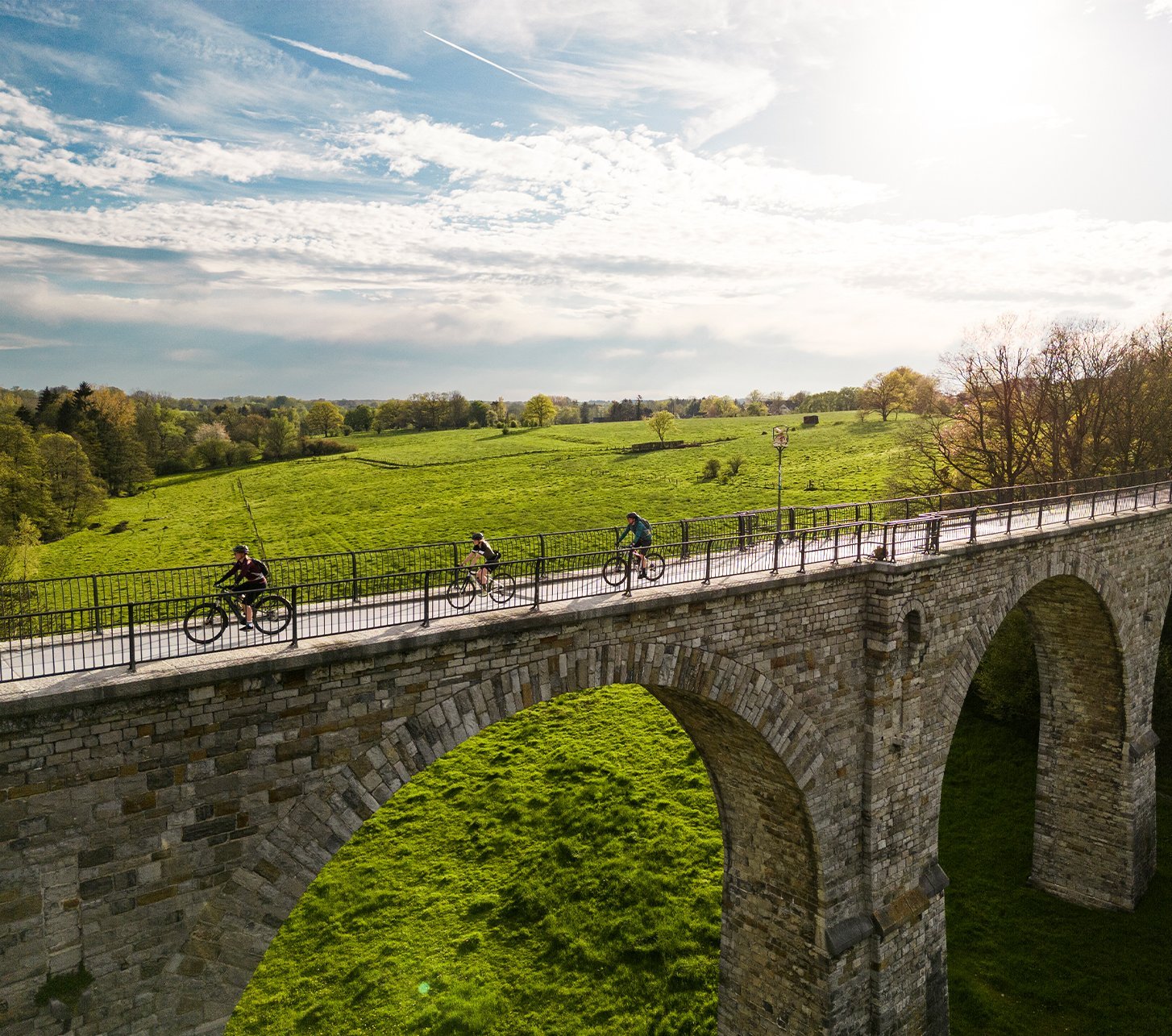 Radfahrer fahren über Brücke