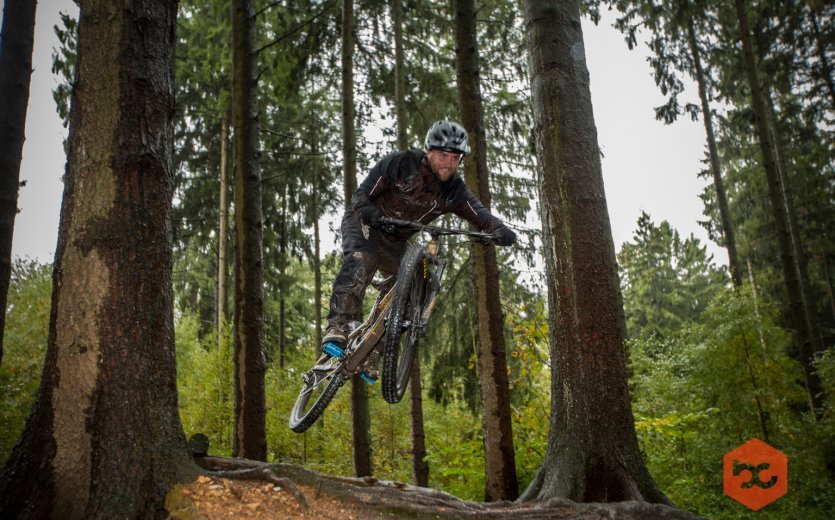 Im Aachener Bike Park kann man auch abheben. 