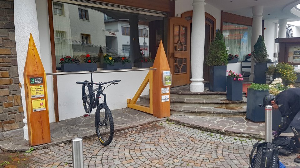 Schöner hölzerner Fahrradständer direkt vorm Hotel.