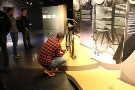 Basti bestaunt ein altes Fahrrad im Michelin Museum in Clermont-Ferrand.