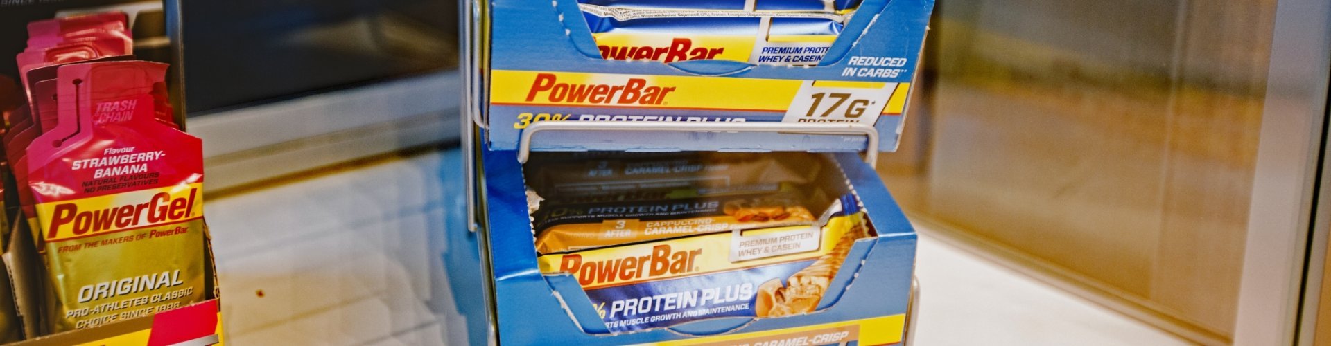 Powerbar Energize Riegel in der Vitrine bei Actvie Nutrition. bike-components verkauft die Riegel in seinem Online Shop.