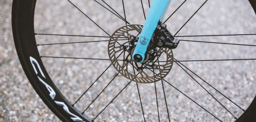 The flat mount makes for smooth integration of the Campagnolo disc brakes into the fork design. 