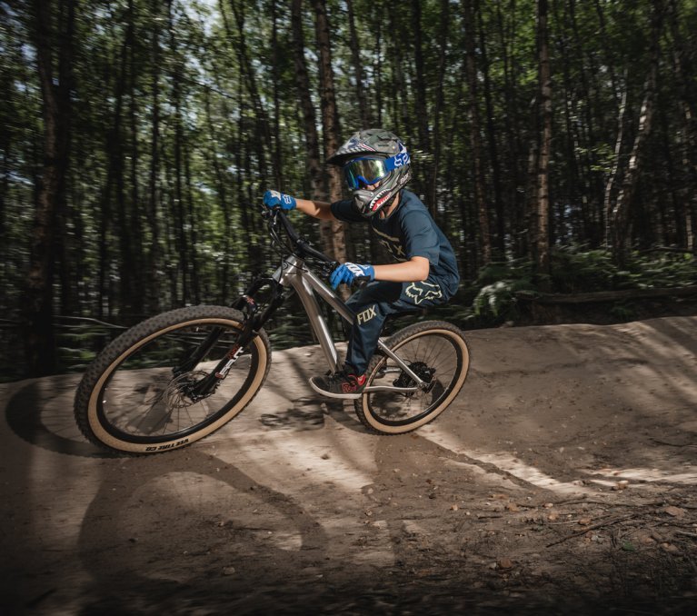 Mountainbiken mit Kids: Helme & Schutzausrüstung für den Trailride richtig  wählen