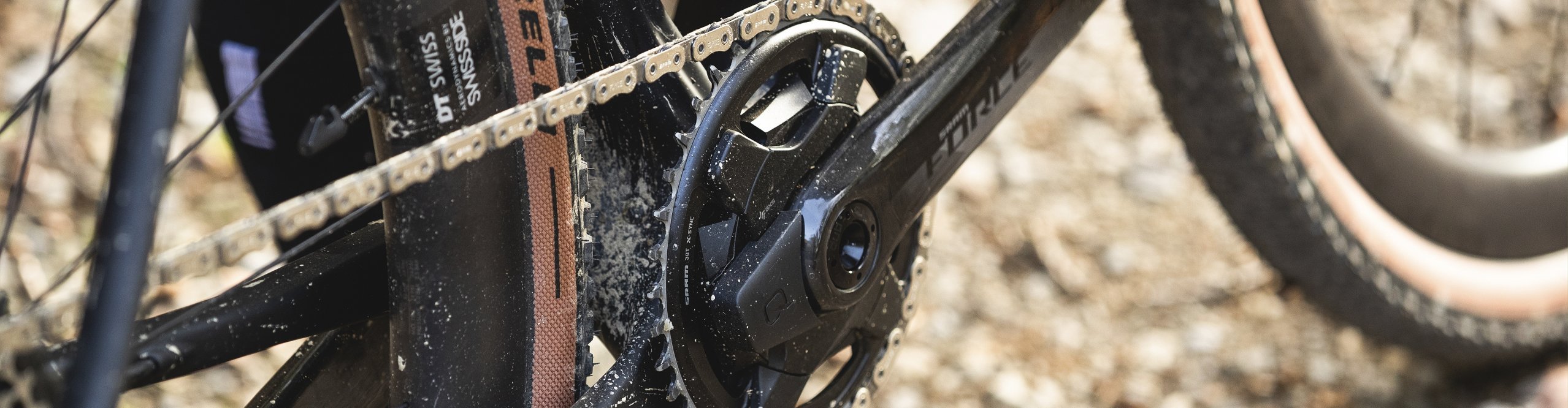 Detail shot einer SRAM Force Kurbelgarnitur mit QUARQ Powermeter an einem Gravelbike 