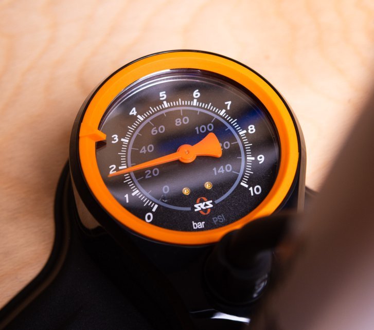 Close-up photo: The gauge of an SKS floor pump for bicycle tyres.