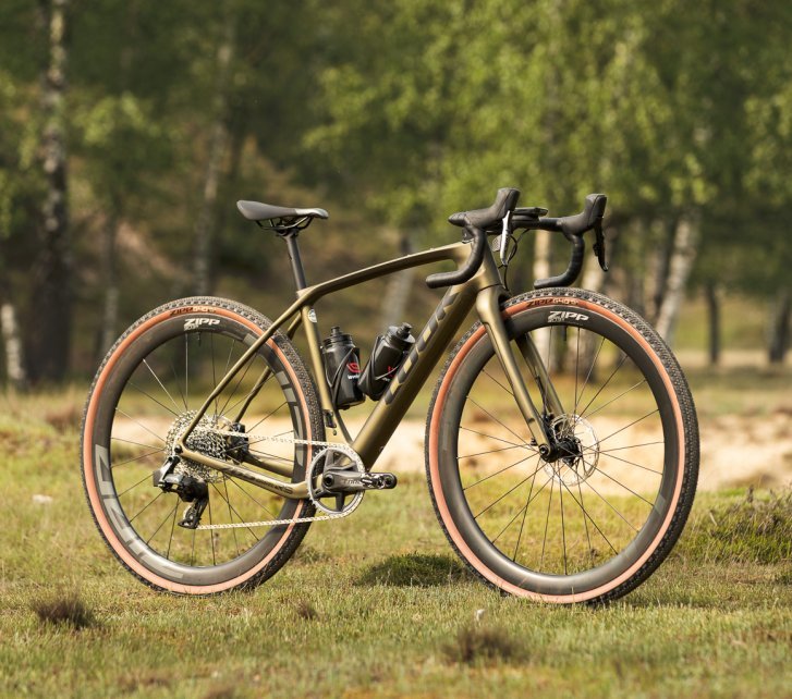 Ein Look-Gravel-Bike mit Zipp-Laufrädern steht auf einer Wiese.