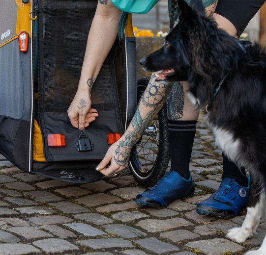 Tiefer Einstieg, robuste Reißverschlüsse, Schnellverschluss für die „Heckklappe“: Der Croozer Dog Peppa hält auch häufiger Nutzung gut Stand.