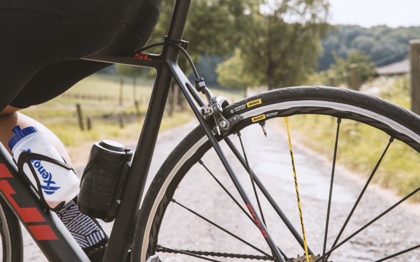 Mavic UST Road Tubeless. A setup that is both fast and provides grip while increasing puncture protection. Go Road tubeless in our shop at bike-components.de.