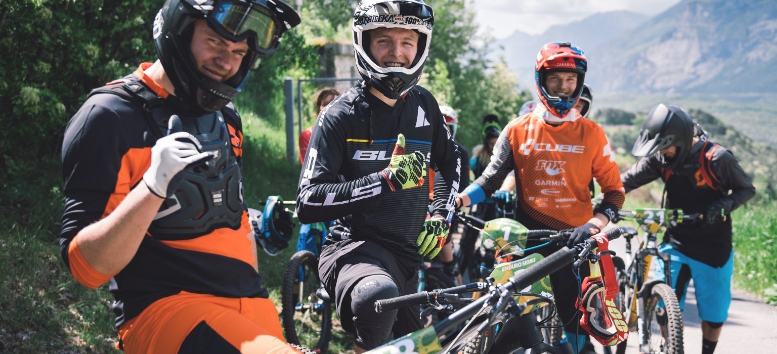 Björn Feldmann mit Christian Textor und Zakarias Johanson am Start von Stage 3 beim Scott Enduro Rennen des Bike Festivals in Riva del Garda