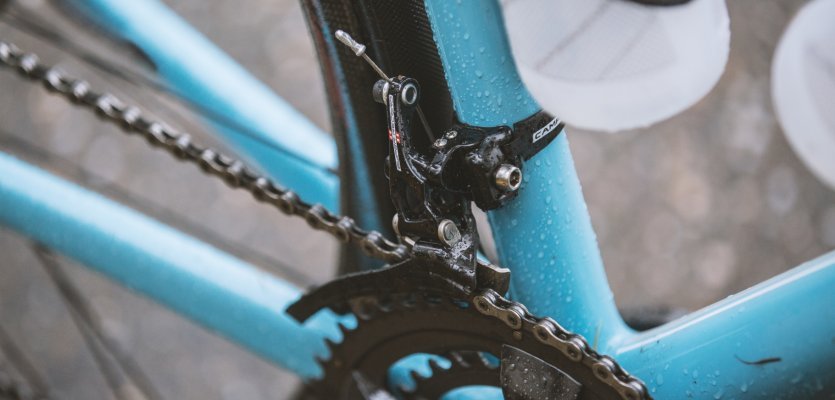 Fully [carbon] loaded, even the Super Record’s front derailleur is completely made of carbon fibre apart from a couple of bolts. 