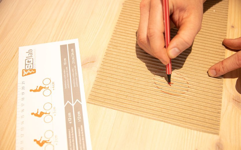 Marque les empreintes de tes os sur le carton avec un crayon et fais une croix approximativement au milieu de chaque empreinte.