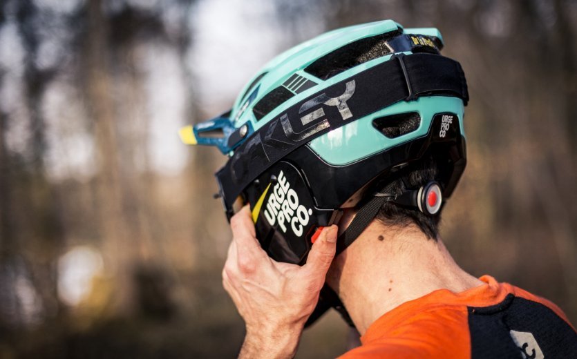 Entriegelung Kinnbügel MTB-Helm