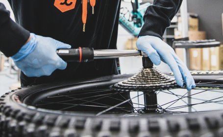 Montando un cassette con la ayuda de una llave de torsión. 