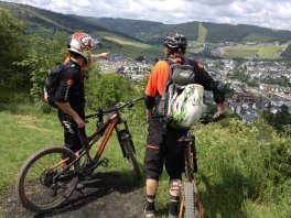 Christoph und Benny von bike-components beim Endurorennen in Willingen 2014 vor der letzten Stage