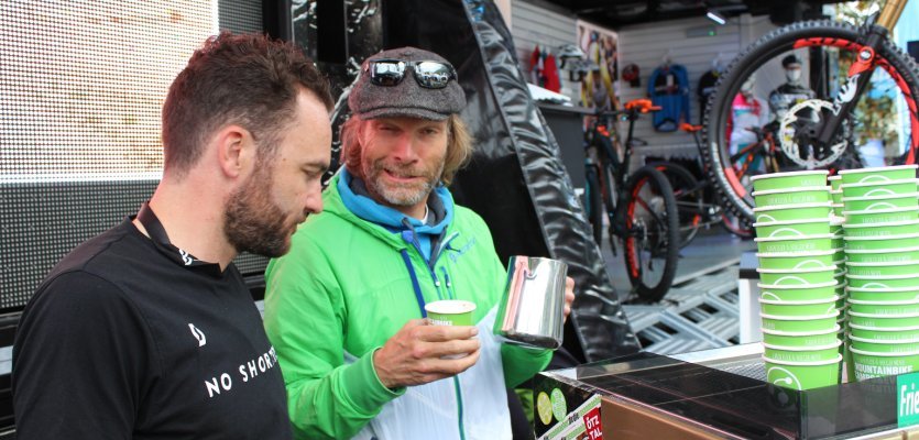 Holger Meyer an seiner Kaffebar am Scott Stand