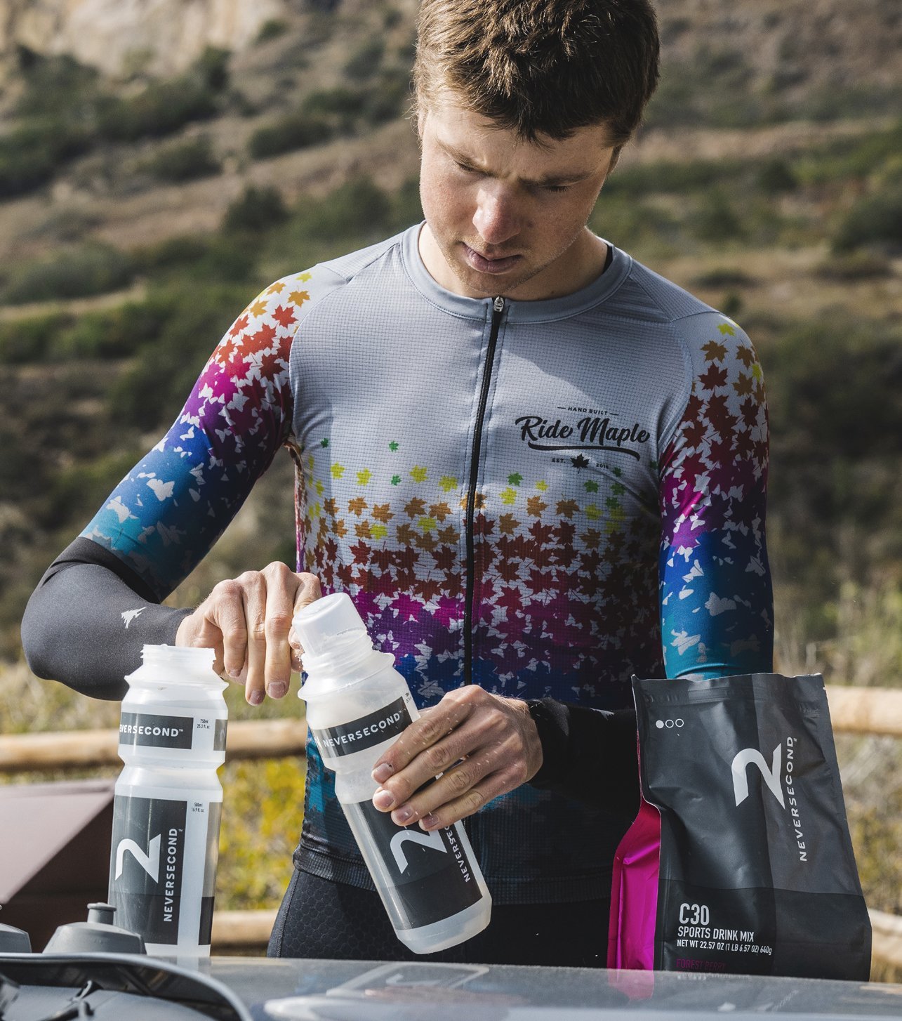 Radfahrer füllt Neversecond Energy Pulver in Trinkflaschen 