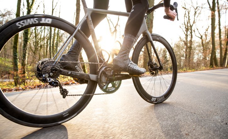 La photo monter un Factor O2 avec un groupe de transmission Shimano Dura Ace.