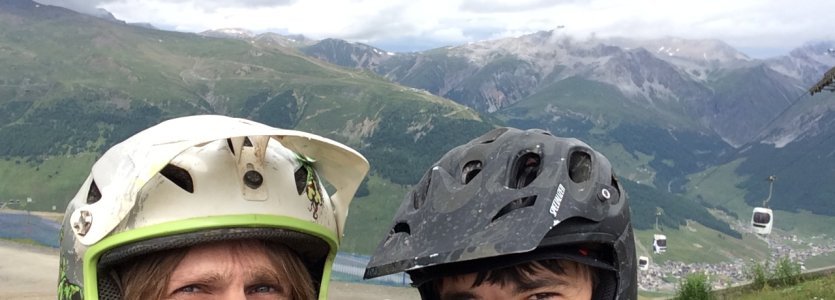 Joschko und Benny mit Blick ins Tal auf Livigno