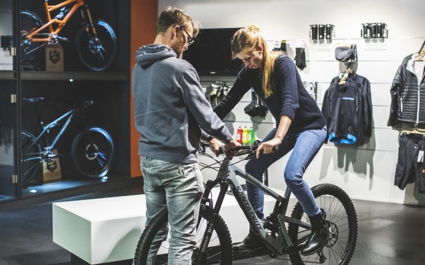 Probesitzen Bike Verkäufer Kundin