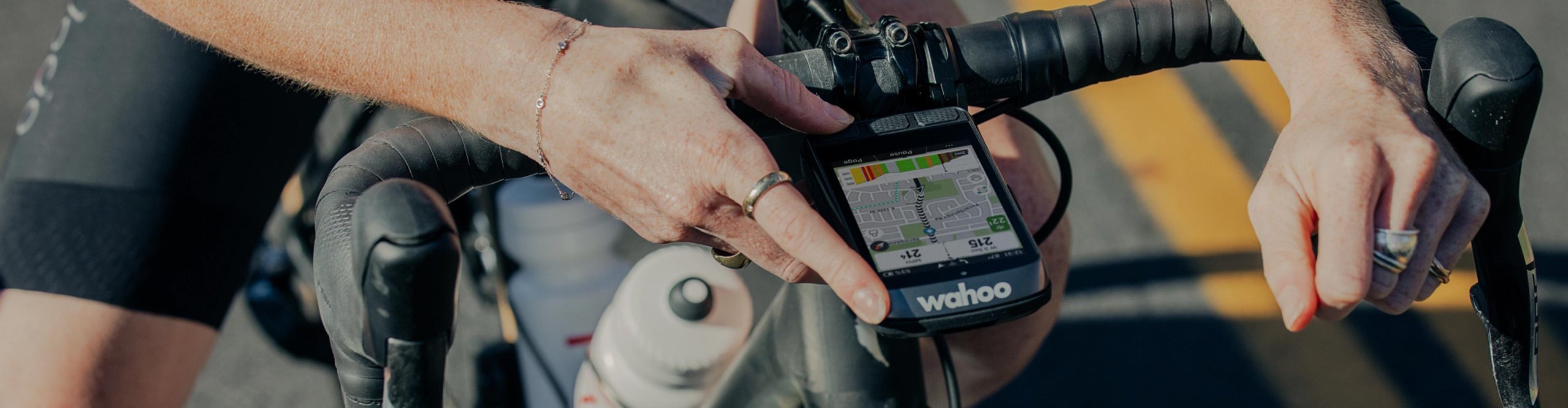 Ciclocomputador GPS Wahoo ELEMNT ACE en el manillar de una bicicleta de carretera con navegación durante la ruta
