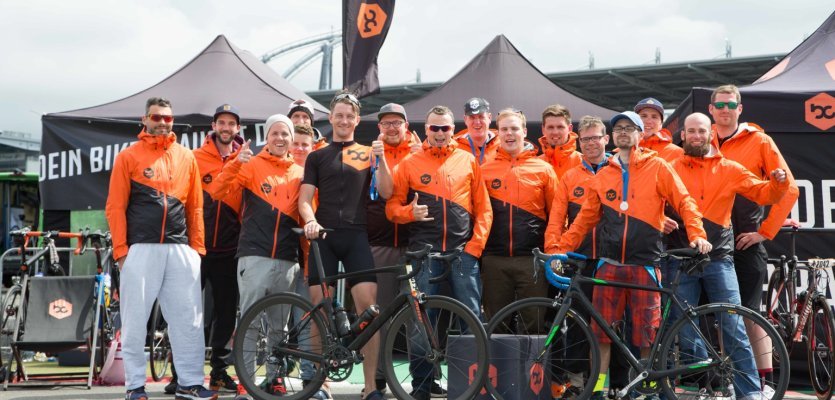 Unsere glücklichen und erschöpften Teams bei Rad am Ring. Ein einzigartiges Event, das wir auch nächstes Jahr wieder in Angriff nehmen werden.