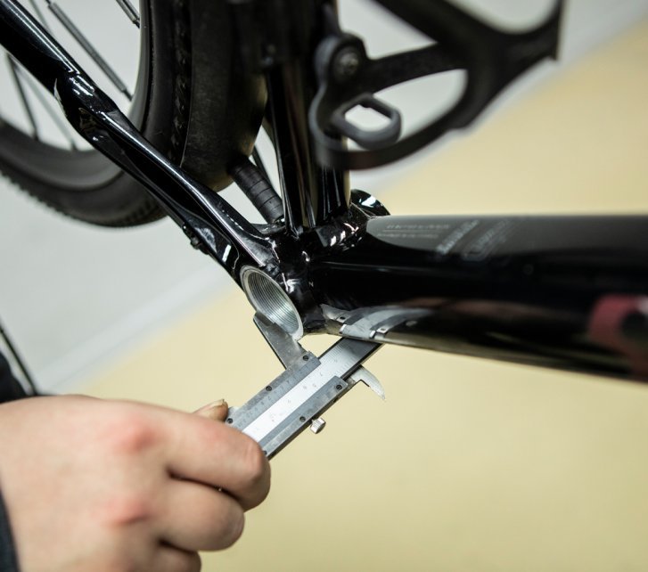 En una bicicleta Specialized, se determina por medio de un calibrador el ancho de caja del eje de pedalier.