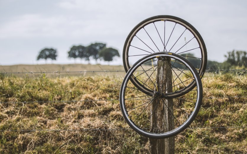 Mavic UST Road Tubeless. A setup that is both fast and provides grip while increasing puncture protection. Go Road tubeless in our shop at bike-components.de.