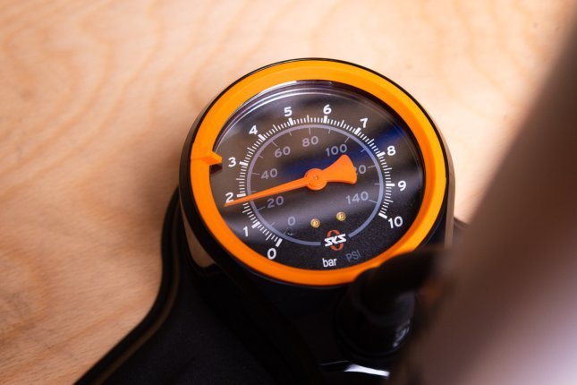 Close-up photo: The gauge of an SKS floor pump for bicycle tyres.
