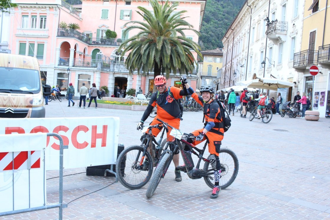 Zieleinfahrt von Marcel und Steffi in Riva nach ihrem eMTB Rennen. Den Spaß sieht man ihnen an.