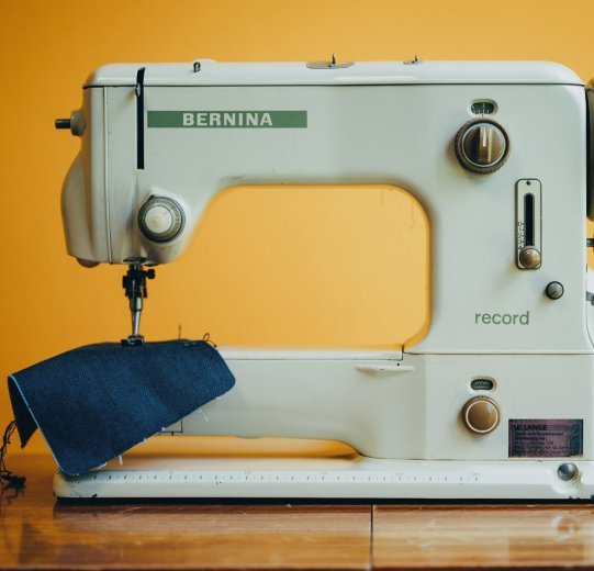 La photo montre la machine à coudre avec laquelle Hartmut ORTLIEB a fabriqué le premier sac Ortlieb.