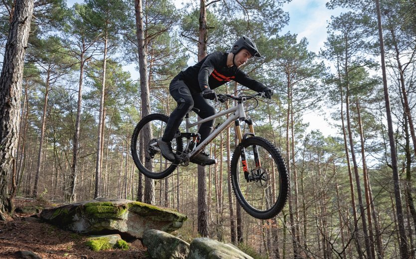 Christian pendant un saut sur son VTT RAAW.