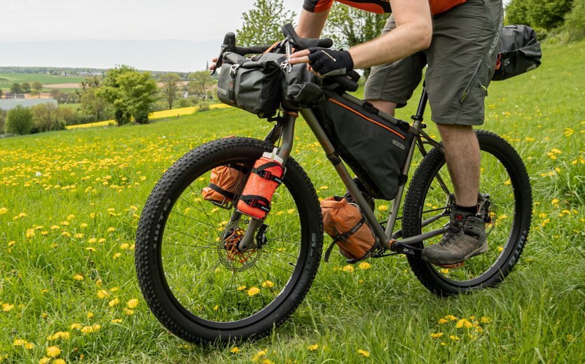 Under no circumstances should the shift/brake levers or cables be obstructed by luggage.