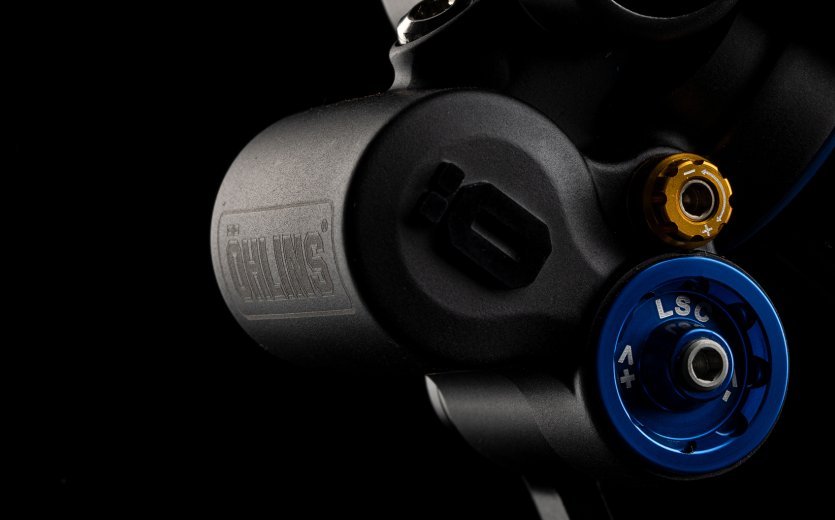Shown here is an Öhlins shock. The focus of the picture is on the setting options for compression and rebound.