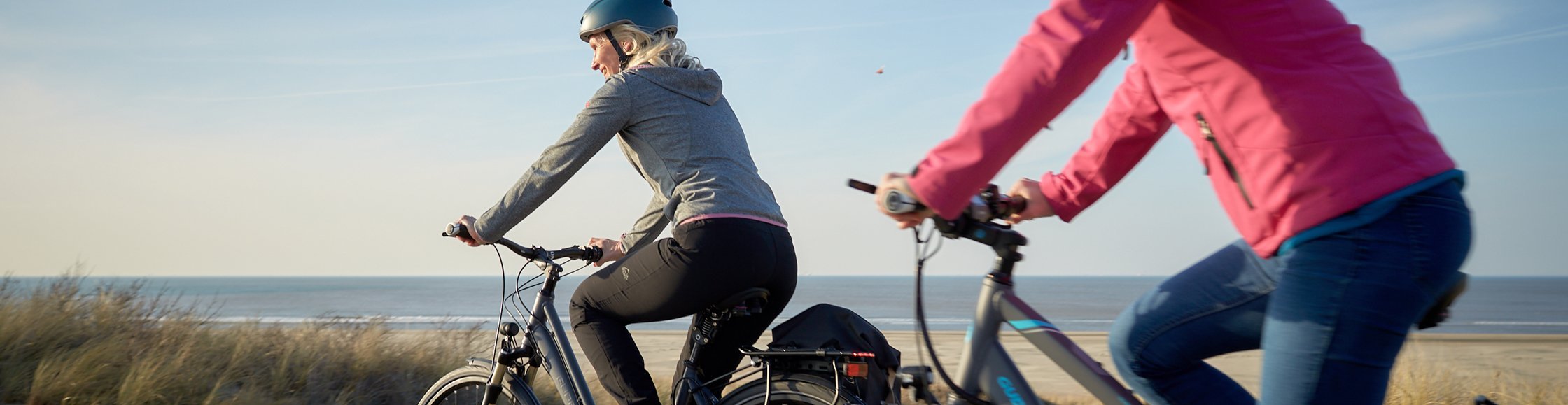 Terry Fahrradsättel, 2 Frauen auf Fahrradtour am Meer
