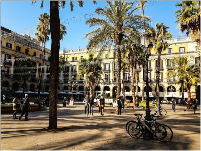 Palmengesäumte Plätze in Barcelona.