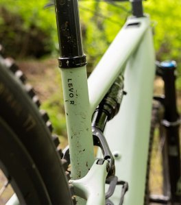 Nahaufnahme des Levo R Schriftzuges auf dem Sitzrohr des E-MTBS
