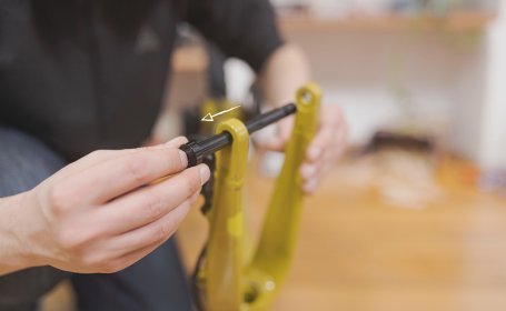 Steckachse aus der Gabel herausziehen