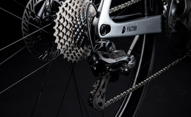 A Campagnolo Super Record EPS is fitted to a Factor One. The picture’s focus is on the rear derailleur. 